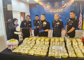 KHAW Kok Chin (tengah) menunjukkan bungkusan teh Cina yang mengandungi dadah jenis syabu yang dirampas polis dalam sidang akhbar di IPK Pulau Pinang, George Town hari ini. - Pic: IQBAL HAMDAN