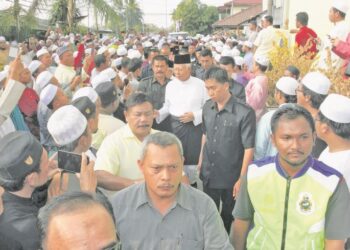 PENYOKONG Pas bersalaman dengan Najib Tun Razak ketika menziarahi jenazah Mursyidul Am Pas,
Allahyarham Datuk Nik Abdul Aziz Nik Mat di Kampung Pulau Melaka, Kota Bharu, Kelantan pada 13 Februari
2015.