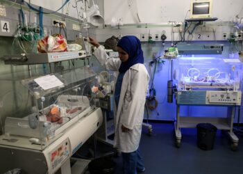 BEKALAN bahan api yang sudah habis di kebanyakan hospital di Gaza berisiko meragut ratusan nyawa bayi pramatang yang memerlukan inkubator. - AFP