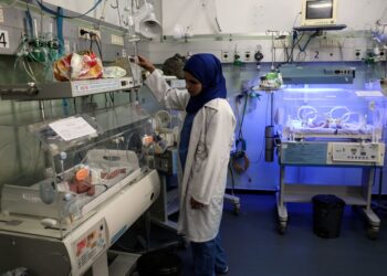 BEKALAN bahan api yang sudah habis di kebanyakan hospital di Gaza berisiko meragut ratusan nyawa bayi pramatang yang memerlukan inkubator. - AFP