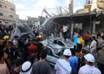 PENDUDUK Palestin mengalihkan serpihan runtuhan berhampiran sekolah milik PBB di Khan Yunis di selatan Semenanjung Gaza.-AFP