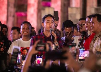 GIBRAN Rakabuming Raka (tengah) diumumkan sebagai calon naib Presiden gabungan KIM.-AGENSI