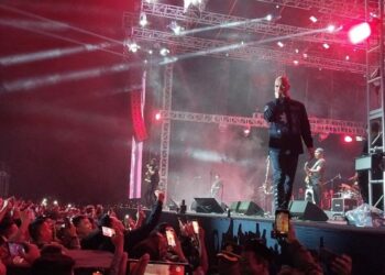 AHMAD Dhani semasa konsert di Pangkalan Lanud Wiriadinata Tasikmalaya, Jawa Barat.-AGENSI