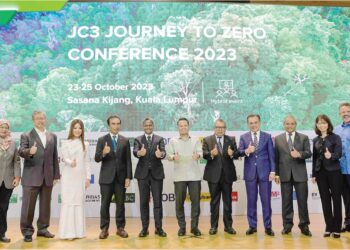 Menteri Sumber Asli, Alam Sekitar dan Perubahan Iklim, Nik Nazmi Nik Ahmad (tengah) melancarkan Persidangan JC3 Journey to Zero di Sasana Kijang, Kuala Lumpur, semalam. – UTUSAN/AMIN AZMA