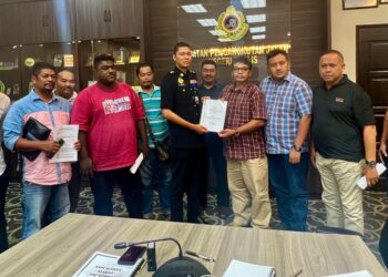 KU Ismail Ku Md Rashid (empat dari kanan) menyerahkan memorandum kepada Jabatan Pengangkutan Jalan bagi memohon kelonggaran berhubung beberapa isu dihadapi mereka. – UTUSAN/ASYRAF MUHAMMAD