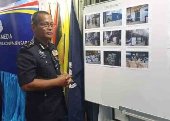 SHAHURINAIN Jais (kanan) bersama Ketua Polis Daerah Penampang, Superitenden Sammy Newton menunjukkan gambar premis yang menyimpan ayam dan daging sejuk beku tidak berlesen semasa sidang akhbar di Kota Kinabalu hari ini.