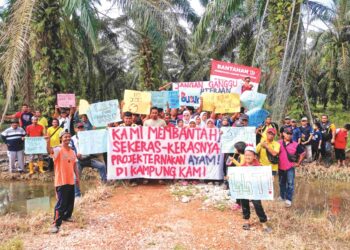 PENDUDUK mengadakan perhimpunan membantah cadangan pembinaan ladang ayam di Kampung Tanjung Sari di Pasir Salak. – UTUSAN/AIN SAFRE BIDIN