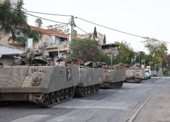 SEJUMLAH kereta kebal tentera Israel berkawal berhampiran sempadan utara Lubnan pada 23 Oktober 2023. - AFP