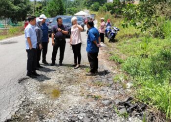 MOHAMAD Fazli Mohamad Salleh (tiga dari kanan) mendengar penerangan daripada Fairul Azri Yaacob ketika meninjau projek Jalan Kampung Rahmat dan Estet Sri Gading, Batu Pahat.
