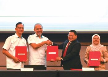 Majlis pemeteraian perjanjian jualan saham antara KMI Healthcare dan Hospital Bersalin Razif di Kuala Lumpur, kelmarin.