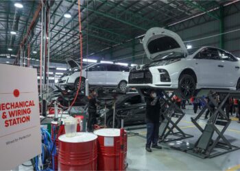 PROSES baik pulih kenderaan sedang dibuat di Pusat Baik Pulih myTukar di Subang. - UTUSAN/AMIR KHALID