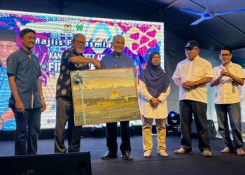 MOHD Shukri Ramli (tiga dari kiri) menerima cenderahati disampaikan oleh Yaakob Abd Aziz sewaktu Majlis Perasmian Penutupan Program Kangar Street Art@Fiesta Seni@Retro Fest 2023 di Kangar, Perlis. -UTUSAN/ASYRAF MUHAMMAD