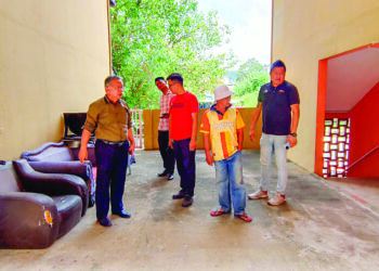 CHEW Seh Yong (kiri) menunjukkan barangan lama dan perabot yang ditinggalkan segelintir penduduk di ruang koridor dan tangga di Rumah Pangsa Taman Templer, Seremban.