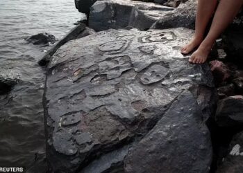 PETROGLIF itu dikesan di tebing sungai di Amazon. - REUTERS 