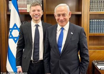 YAIR Netanyahu (kiri) bersama bapanya, Benjamin Netanyahu. - AGENSI 