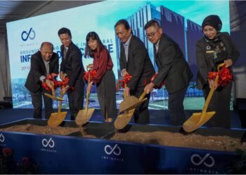 TEO Nie Ching (tiga kiri) bersama Zahri Mirza (tiga kanan), Presiden dan Ketua Pengurusan Gaw Capital, Kenny Gaw (dua kiri) melakukan gimik majlis pecah tanah Infinaxis Data Centre di Cyberjaya hari ini. - UTUSAN/FAISOL MUSTAFA