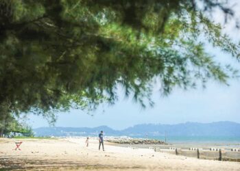 KAWASAN pantai di Port Dickson menjadi produk utama pelancongan bagi Negeri Sembilan. – UTUSAN/MOHD. SHAHJEHAN MAAMIN