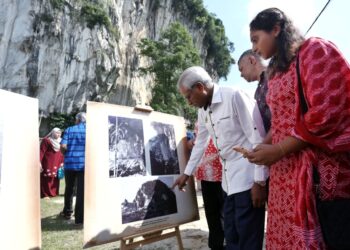 A. SIVANESAN (kiri) dan waris kejadian runtuhan Gunung Cheroh 50 tahun lalu melihat gambar-gambar tragedi itu yang dipamerkan pada majlis perasmian Pengkisahan Sejarah Runtuhan Gunung Cheroh - 50 tahun Dalam Ingatan di Gunung Cheroh, Ipoh semalam. – UTUSAN/MUHAMAD NAZREEN SYAH MUSTHAFA