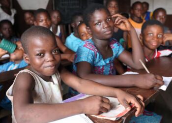 KANAK-KANAK perempuan yang belajar di sebuah sekolah terletak di Accra, Ghana. - AGENSI
