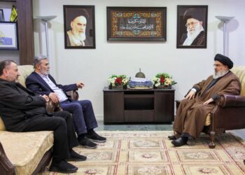 SAYYED Hassan Nasrallah (kanan) bertemu Ziad al-Nakhala (dua dari kiri) dan Saleh al-Arouri  di Lubnan.-AFP