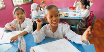 JABATAN Kemajuan Orang Asli Malaysia (JAKOA) perlu diberi peranan untuk memilih pelajar Orang Asli yang layak memasuki Pusat Intelek Pelajar Orang Asli (PIPOA) agar matlamat penubuhannya
tercapai.