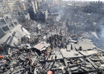PENDUDUK mencari ahli keluarga mereka yang terperangkap di bawah runtuhan bangunan akibat dibom tentera Israel di Khan Yunis, selatan Semenanjung Gaza. - AFP