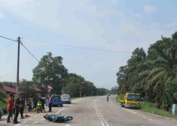 KEADAAN motosikal  Muhammad Firdaus  Mohd Sukaini yang terlibat dalam kemalangan di Kilometer  69.9, Jalan Johor Bahru / Batu Pahat berhampiran Kampung Sungai Naga, Api-Api, Pontian, petang ini.