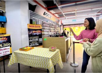PENGUNJUNG berpeluang mencuba permainan ‘Bounce & Bingo’ anjuran MR D.I.Y. yang menawarkan hadiah berjumlah RM25,000.