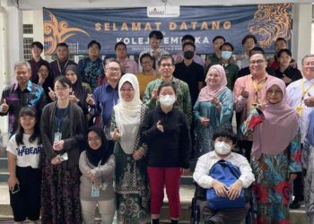 FATIMAH Abdullah (tengah depan) bersama pelajar OK pada lawatannya di Kolej Cempaka, Unimas, semalam.