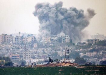 KEPULAN asap tebal akibat serangan Israel di utara Semenanjung Gaza. - AFP