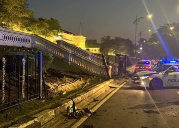 KEADAANkereta mewah mangsa yang merempuh pagar istana besar dalam kejadian pagi semalam