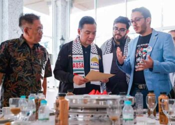 ONN Hafiz (dua kiri) berbual bersama penuntut UTM dari Palestin dalam satu majlis yang diadakan di Johor Bahru, semalam.