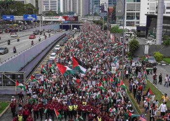 PESERTA Himpunan 10K Solidariti Palestin berhimpun dan berarak dari Masjid KLCC ke pekarangan Kedutaan Amerika Syarikat sebagai bantahan terhadap kekejaman zionis ke atas penduduk Palestin di Jalan Tun Razak, Kuala Lumpur semalam. – MINGGUAN/AMIR KHALID