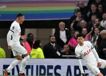 SON Heung-min (kanan) meraikan jaringannya ketika membantu Tottenham mengalahkan Fulham di London. - AFP