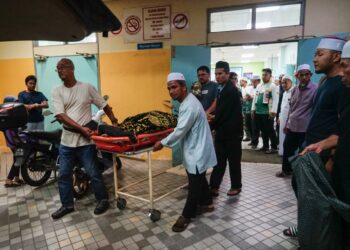JENAZAH Fatihah Nabilah Bukri antara tiga Muslimat Pas Sungai Petani yang terlibat dalam kemalangan di Kilometer 390, Lebuh Raya Utara-Selatan arah utara dibawa keluar dari Unit Forensik Hospital Slim River.  - UTUSAN/ZULFACHRI ZULKIFLI