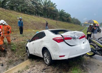 KEADAAN kereta yang terlibat kemalangan menyebabkan tiga Muslimat Pas Sungai Petani maut dirempuh di Kilometer 389, Lebuh Raya Utara-Selatan arah utara di Tanjung Malim hari ini. - UTUSAN
