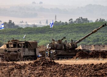 KERETA kebal tentera Zionis ditempatkan di selatan Israel yang bersempadan dengan Semenanjung Gaza. - AFP