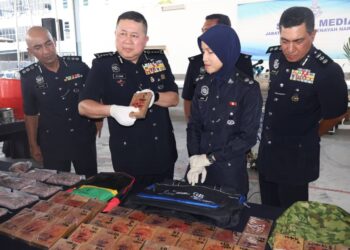 KHAW Kok Chin menunjukkan dadah jenis heroin dan syabu yang dirampas dalam serbuan di sebuah rumah banglo dua tingkat di Teluk Kumbar dalam sidang akhbar di IPK Pulau Pinang, George Town hari ini.  - Pic: IQBAL HAMDAN