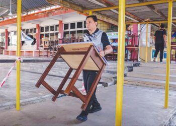 WARGA SMK Munshi Abdullah, Batu Berendam, Melaka melakukan kerja-kerja pembersihan. - UTUSAN/SYAFEEQ AHMAD