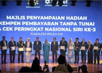 RASHIDAH Mohd. Sies (tengah) bergambar bersama wakil penerima cek selepas merasmikan penutup Cashless Boleh 3.0 di Putrajaya. - UTUSAN/FAIZ ALIF ZUBIR