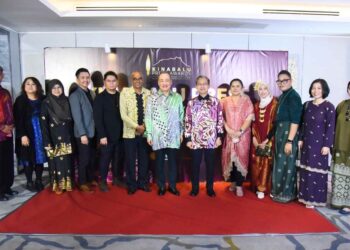 MUGUNTAN Vanar (enam kiri) dan Jawatankuasa SJA merakamkan gambar kenangan bersama Hajiji Noor (tengah) dan Fahmi Fadzil (enam kanan) di Kota Kinabalu baru-baru ini