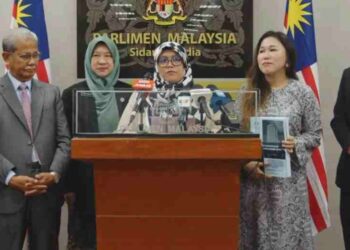 MAS Ermieyati bercakap kepada pemberita berhubung laporan jawatankuasa berhubung Pengurusan Wabak Covid-19: Vaksin Luput Tempoh Hayat, Peralatan Ventilator Tidak Dapat Digunakan dan Lebihan Peralatan Perlindungan Diri (PPE) di bawah KKM yang dibentang di Parlimen hari ini.