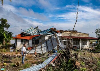 MOHD. Zarul Aswad Zakaria di hadapan rumah keluarganya yang mengalami kerosakan teruk akibat dilanda puting beliung di Kampung Manggol Bongor, Pida 2, Kodiang di Jerlun. – UTUSAN/SHAHIR NOORDIN