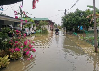 KEADAAN banjir kilat di Kampung Bahagia di Teluk Intan berikutan hujan berterusan dan fenomena air pasang besar. – UTUSAN/AIN SAFRE BIDIN
