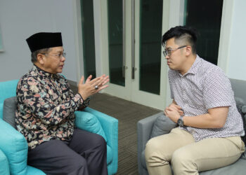 MOHD. Na'im Mokhtar dan Howard Lee Chuan How mengadakan perjumpaan untuk membincangkan mengenai tafsir ayat al-Quran baru-baru ini.-GAMBAR MEDIA SOSIAL