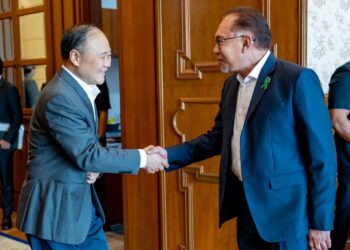 ANWAR Ibrahim bersalaman dengan  Li Shufu Eric Li dalam satu pertemuan di Putrajaya, hari ini. -GAMBAR FACEBOOK