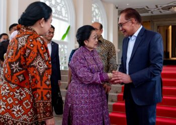 ANWAR Ibrahim dan  Megawati Soekarnoputri saling bertukar pandangan mengenai hubungan antara dua negara. -GAMBAR MEDIA SOSIAL
