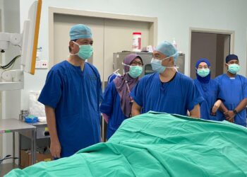 NOOR Hisham Abdullah (kiri) ketika bertugas di dewan bedah Institut Endokrin, Hospital Putrajaya. -GAMBAR MEDIA SOSIAL