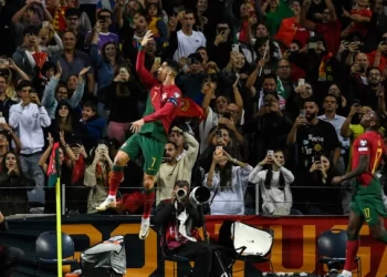 CRISTIANO Ronaldo meraikannya jaringannya ketika membantu Portugal menewaskan Slovakia hari ini. - AFP