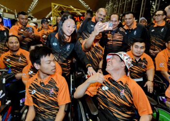 Menteri Belia dan Sukan, Hannah Yeoh beramah mesra dengan barisan atlet para negara sebelum mereka berangkat ke Sukan Para Asia Hangzhou 2022 semalam. (FOTO: Ihsan Majlis Sukan Negara)